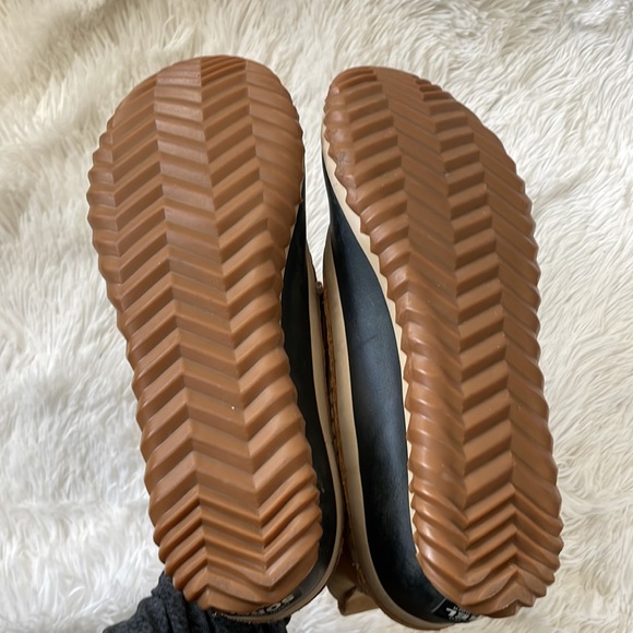 Sorel Out and About Waterproof Leather Ankle Boots size 8. Fit size 7 better. - Picture 9 of 9